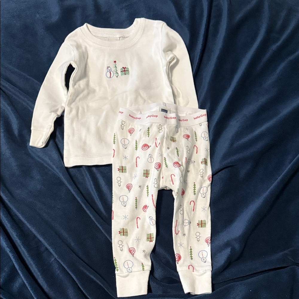 Gap White Pajama Set with Holiday Print🎄🎁